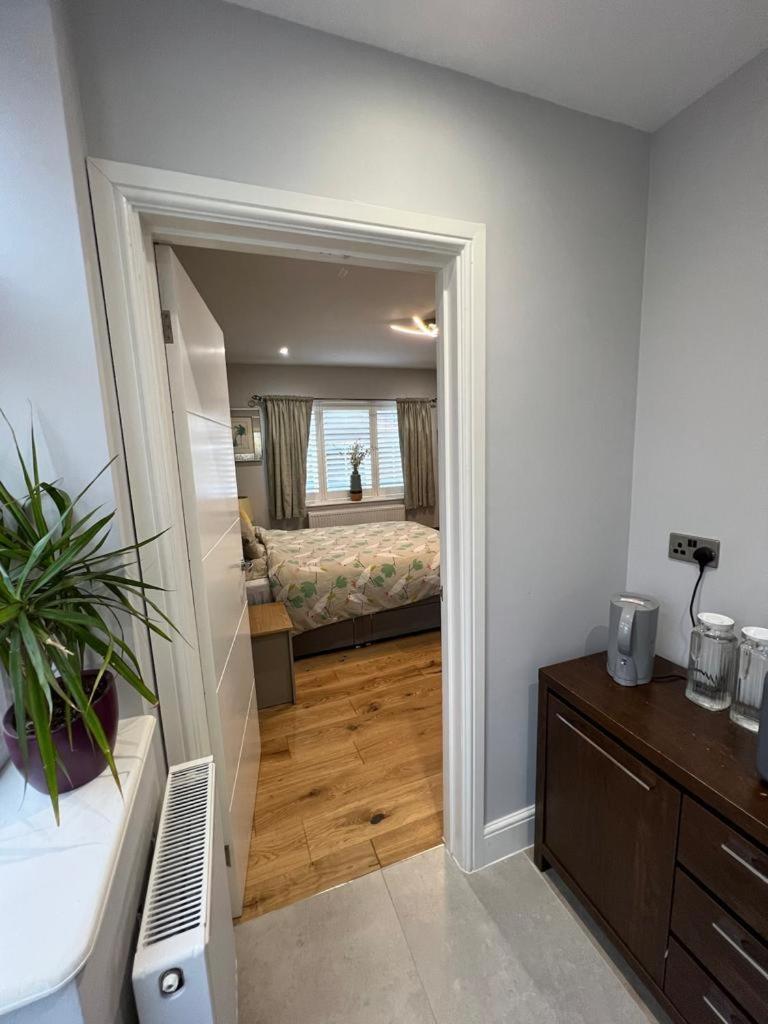 En-Suite Double Room - Private Entrance & Free Parking West Drayton  Eksteriør billede